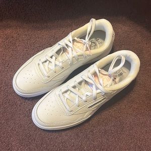 size 7.5 W never worn Reebok’s